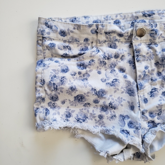 Divided Pants - Divided Blue & White Floral Denim Short